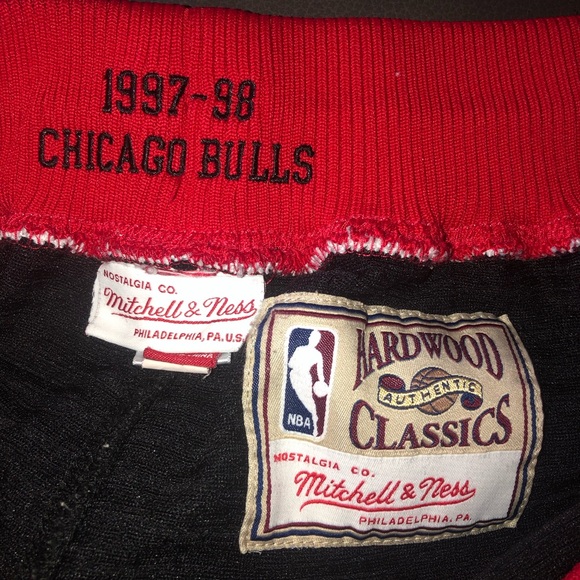 Chicago Bulls shorts by Mitchell and Ness - Picture 4 of 4